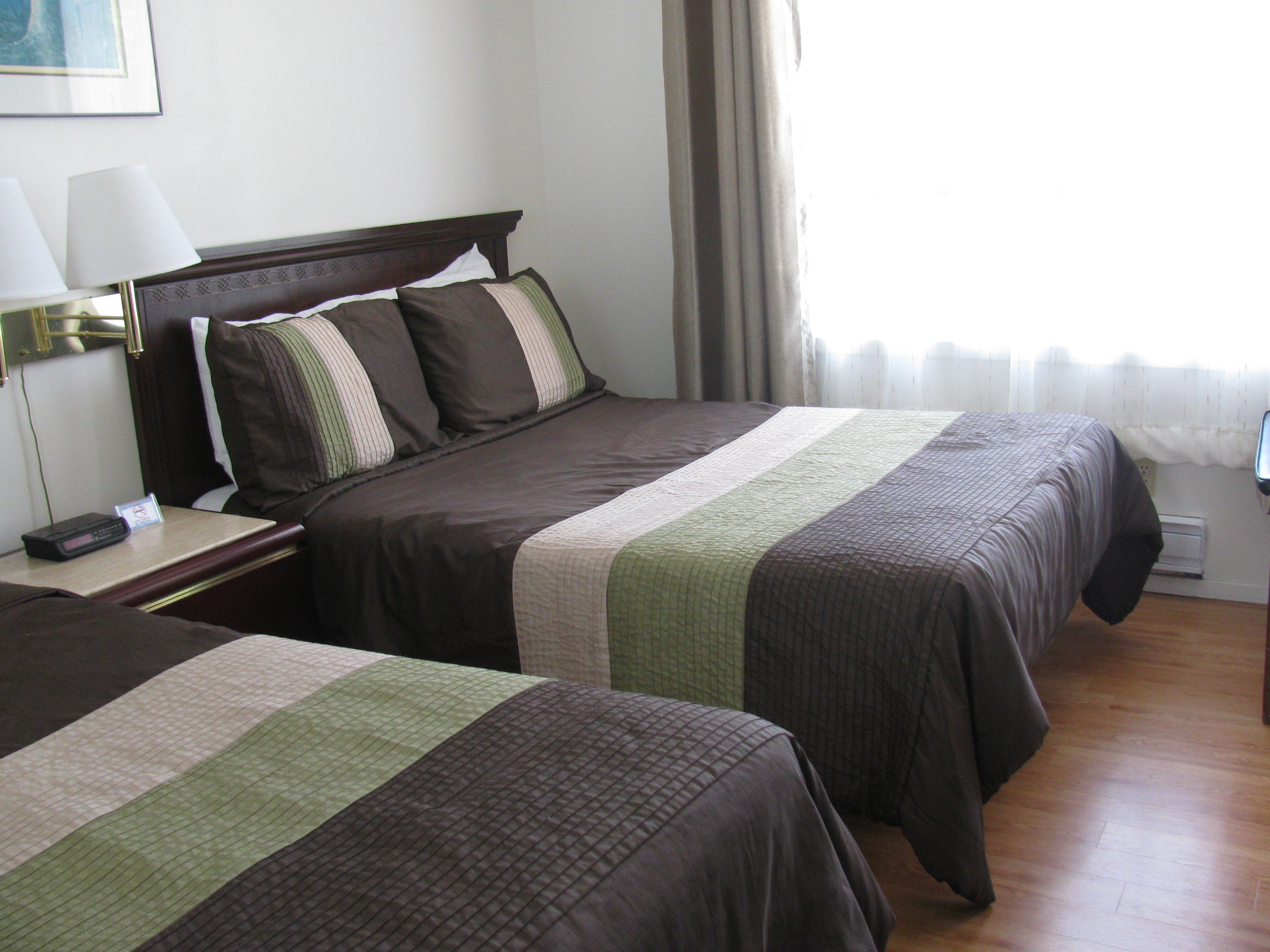 2 lits doubles ecomoniques de motel de l'Outlet